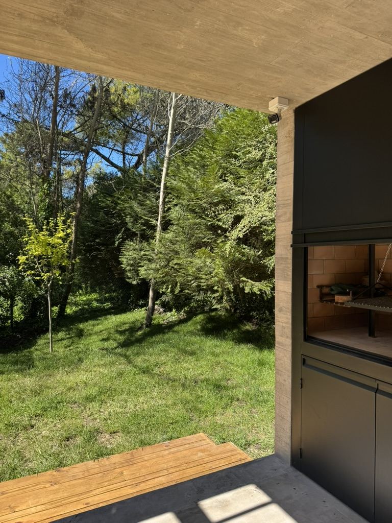 Cámara bajo el alero de la parrilla